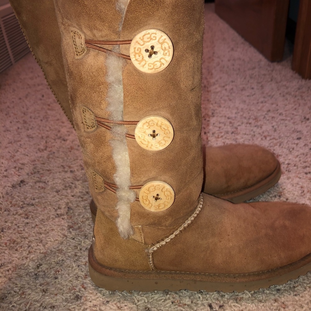 BASICALLY NEW UGGS - Picture 4 of 6